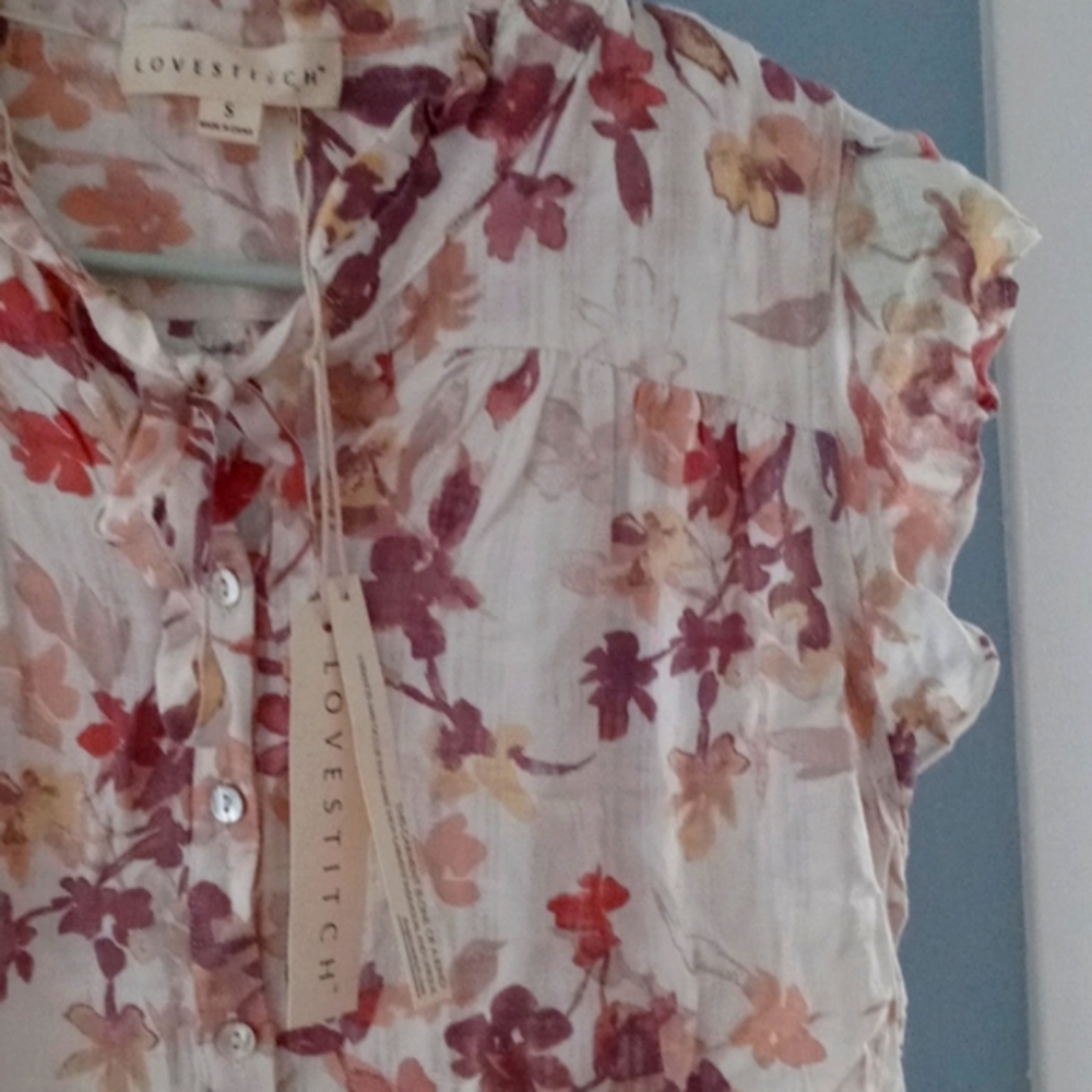 Boutique sleeveless top.soft romantic colors. - Picture 3 of 4